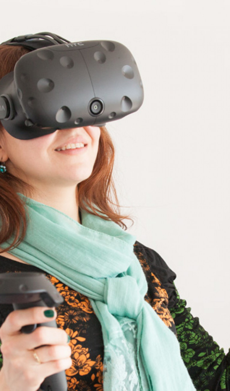 Junge Frau mit VR-Brille