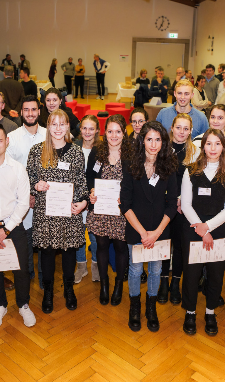 Gruppenbild von Studierenden im Stehen