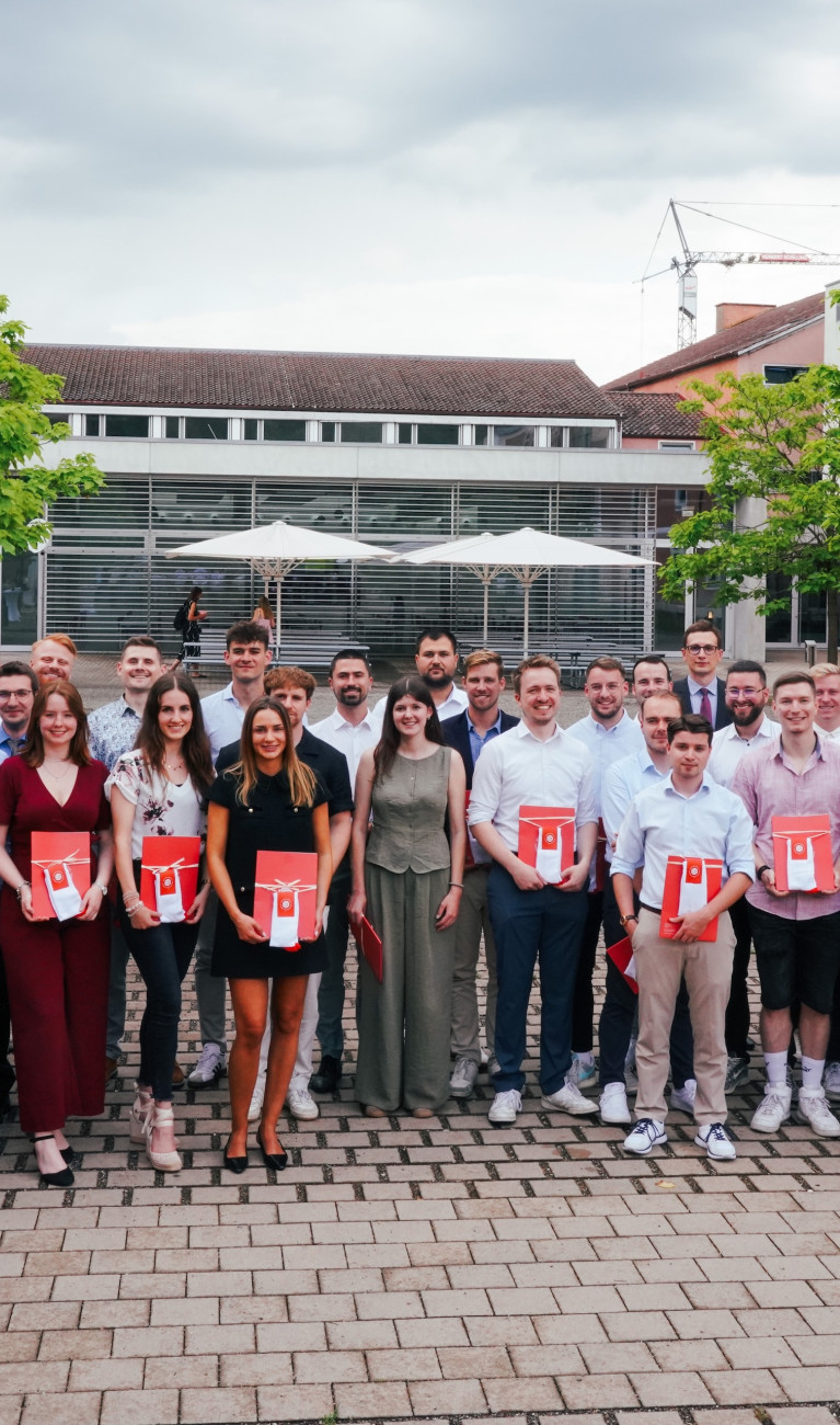Viele Personen bei der Masterverabschiedung
