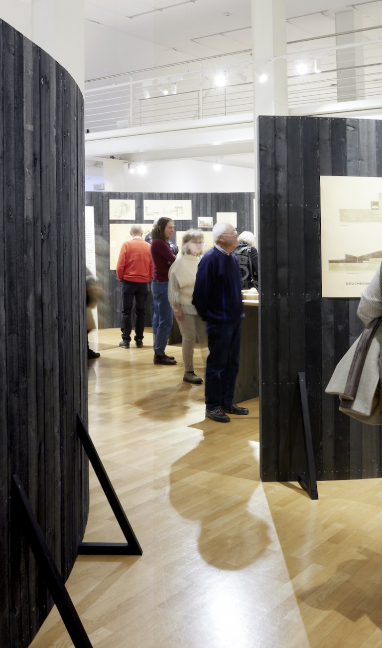 Personen in einer Ausstellung