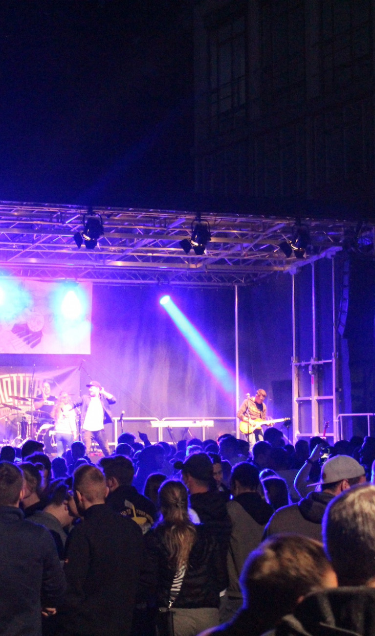 Party auf dem Campus bei Dunkelheit - lila Beleuchtung