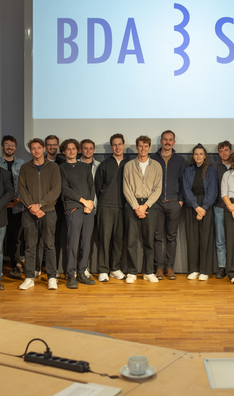 Viele Personen stehen bei einer Ehrung auf der Bühne