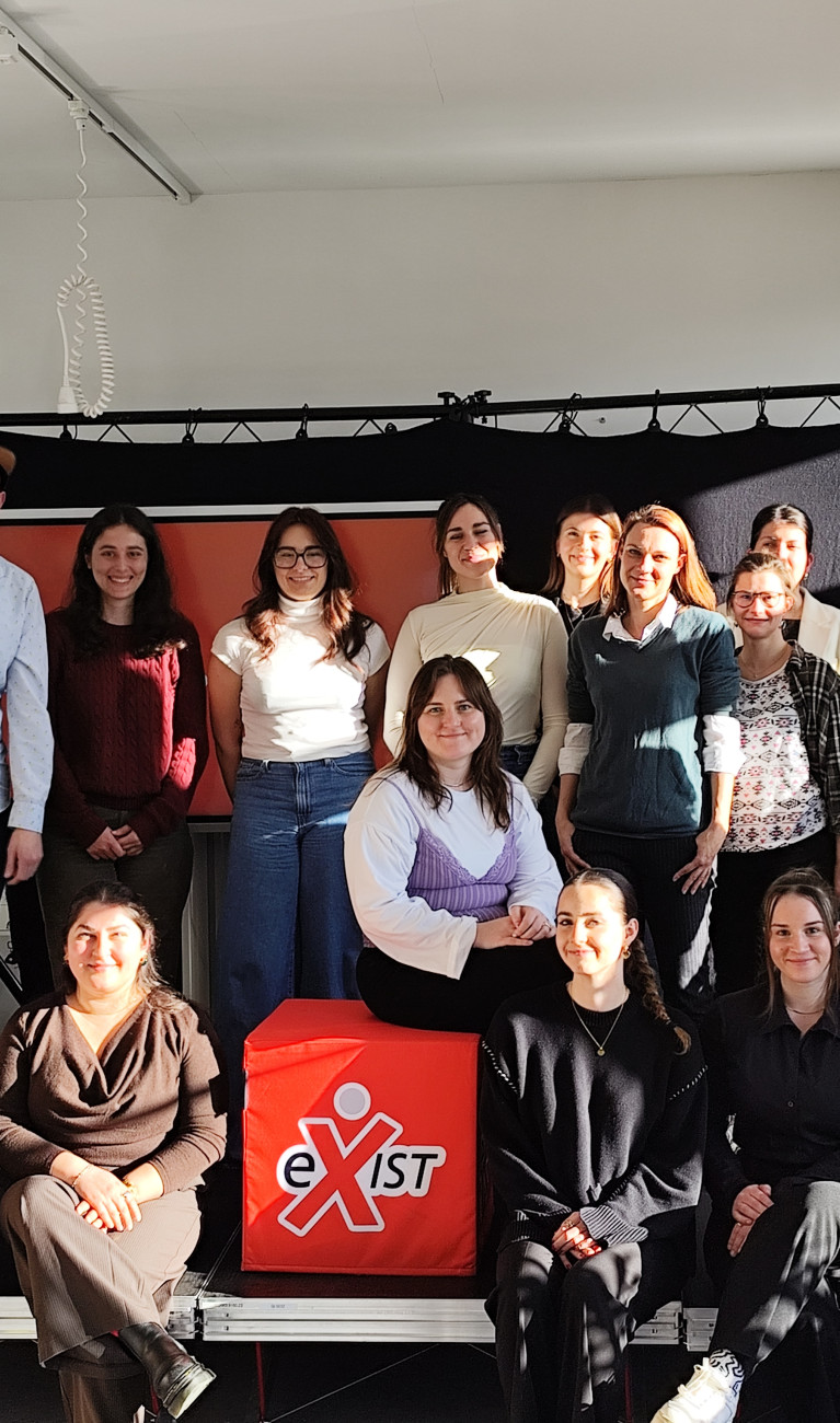 Viele Frauen stehen auf einer Bühne in der Gründerinitiative