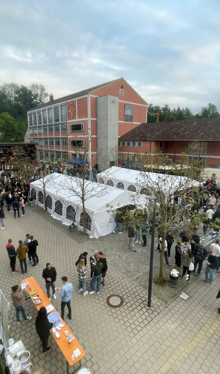 Bild von oben auf Open Air Feier am Campus der HBC
