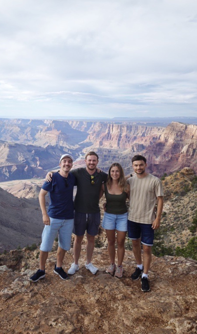 Vier Studierende stehen am Grand Canyon