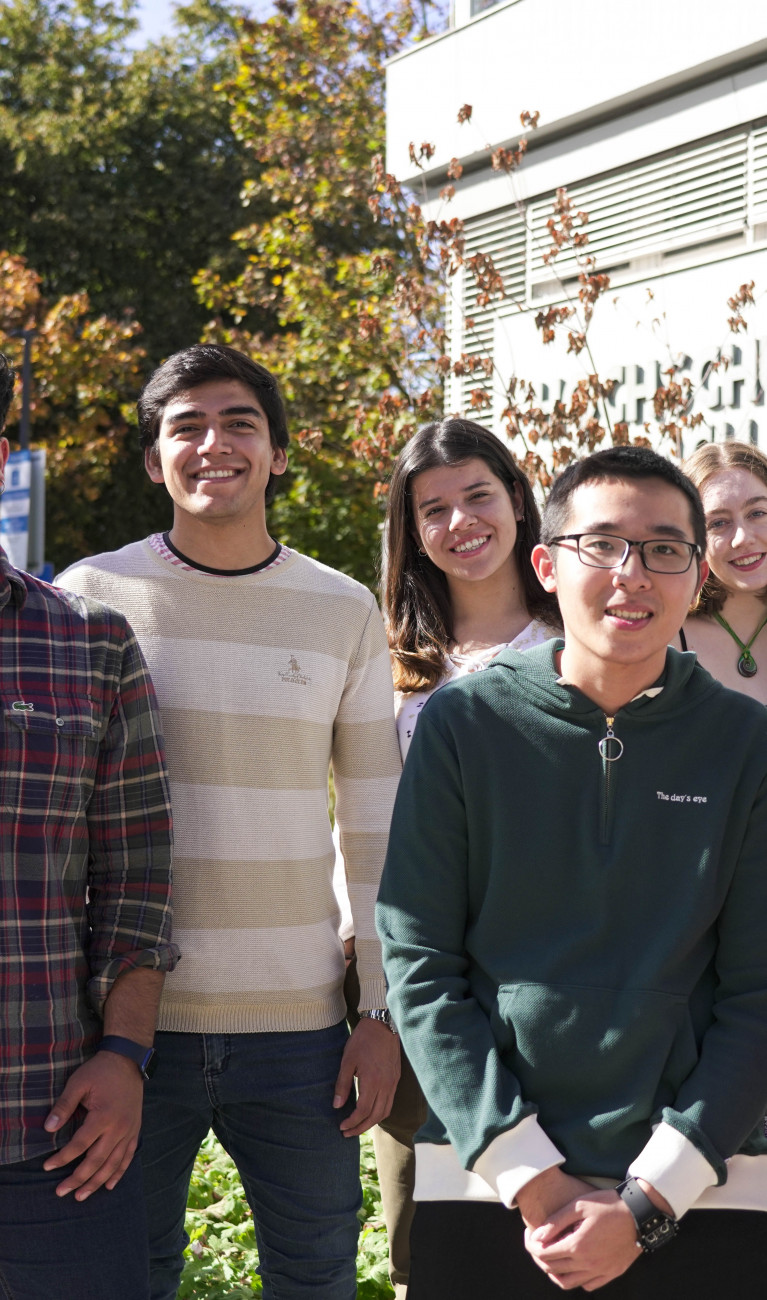 Studierende aus verschiedenen Nationen stehend