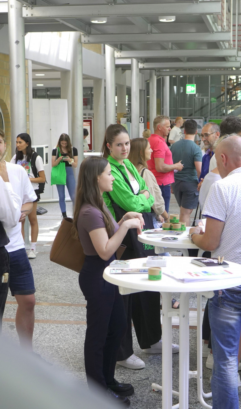 Mehrere Menschen in Cafeteria 
