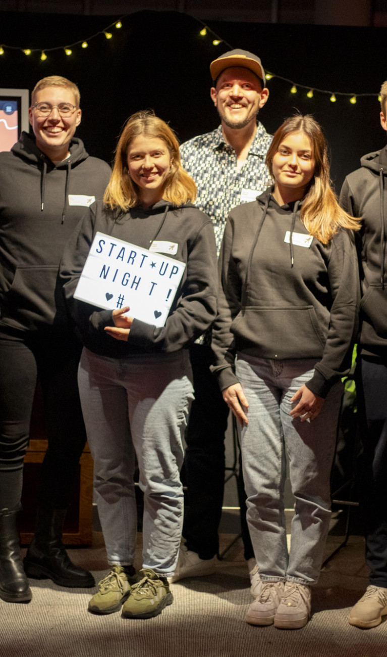 Beteiligte der Startup Night auf der Bühne 