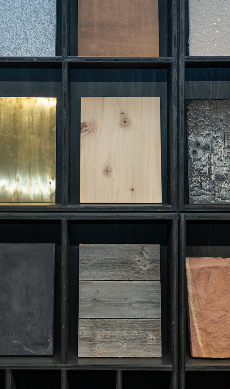 Schwarzes Regal mit verschiedenen Materialien