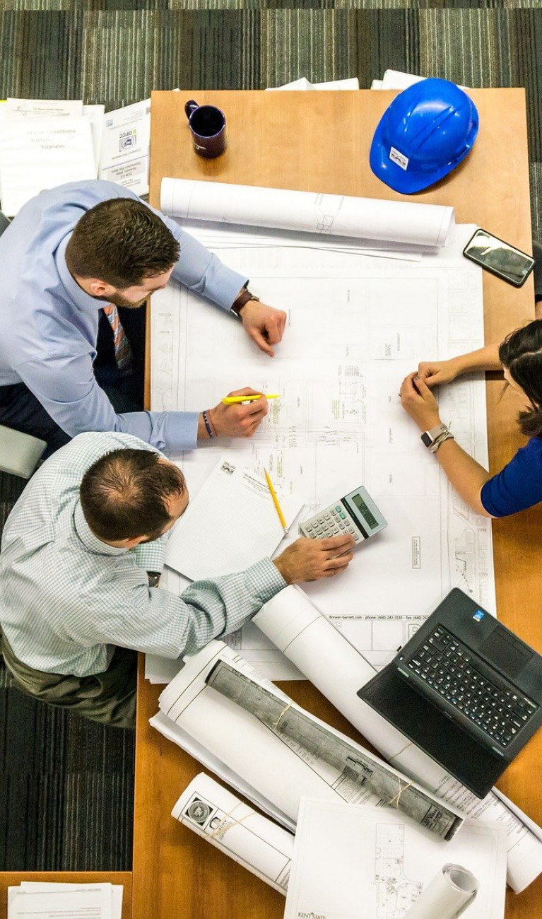 Studierende sitzen an einem Tisch und diskutieren