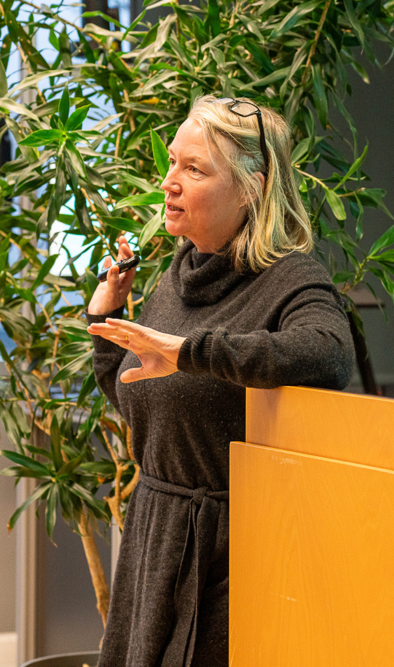 Frau steht an einem Rednerpult 