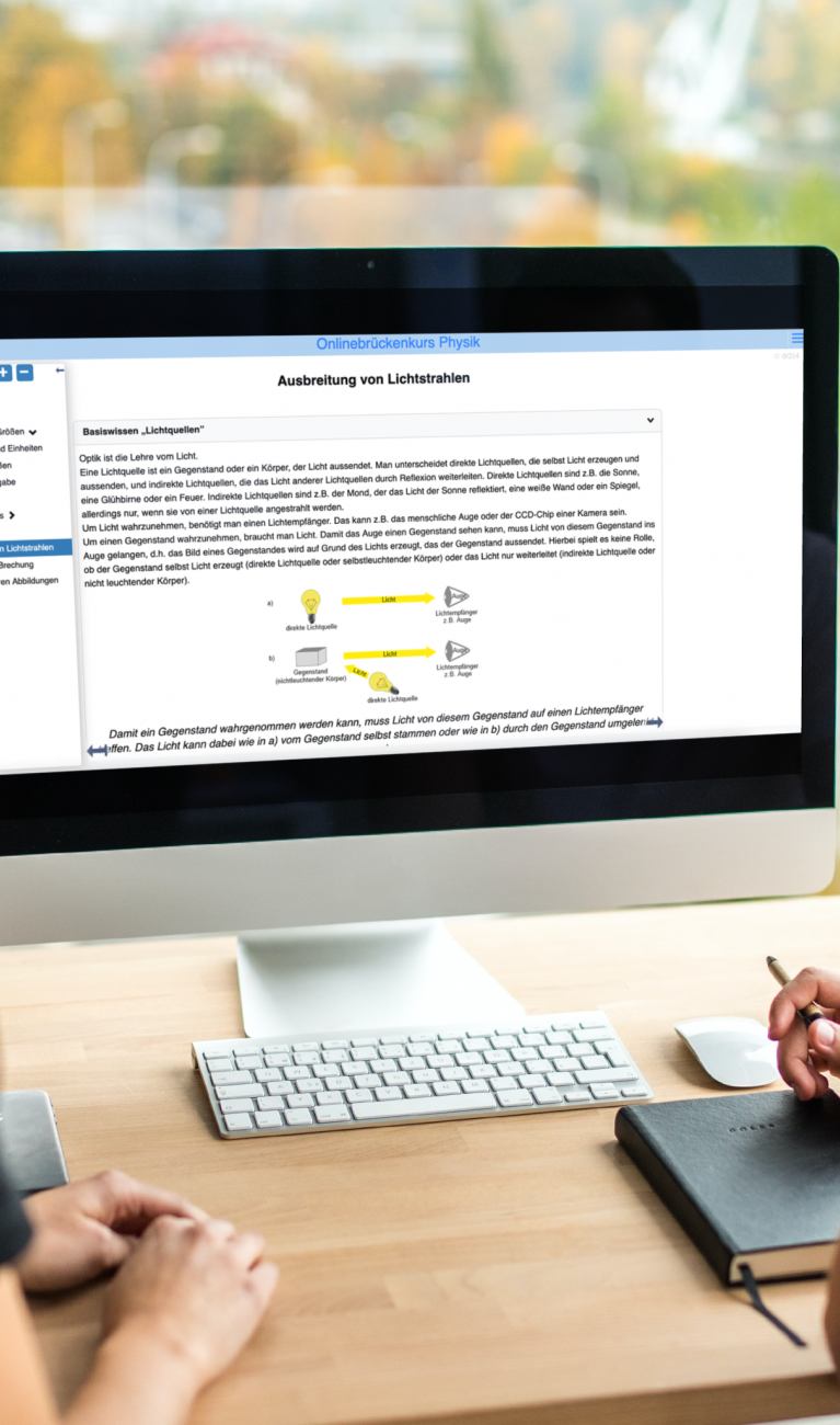 Zwei Personen vor großem Bildschirm
