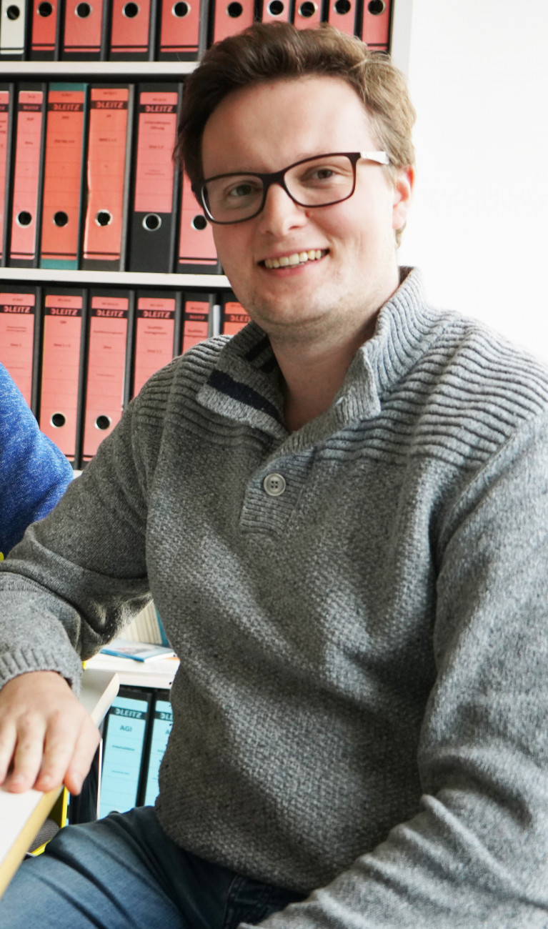 Zwei Männer an einem Tisch bei Podcastaufnahme