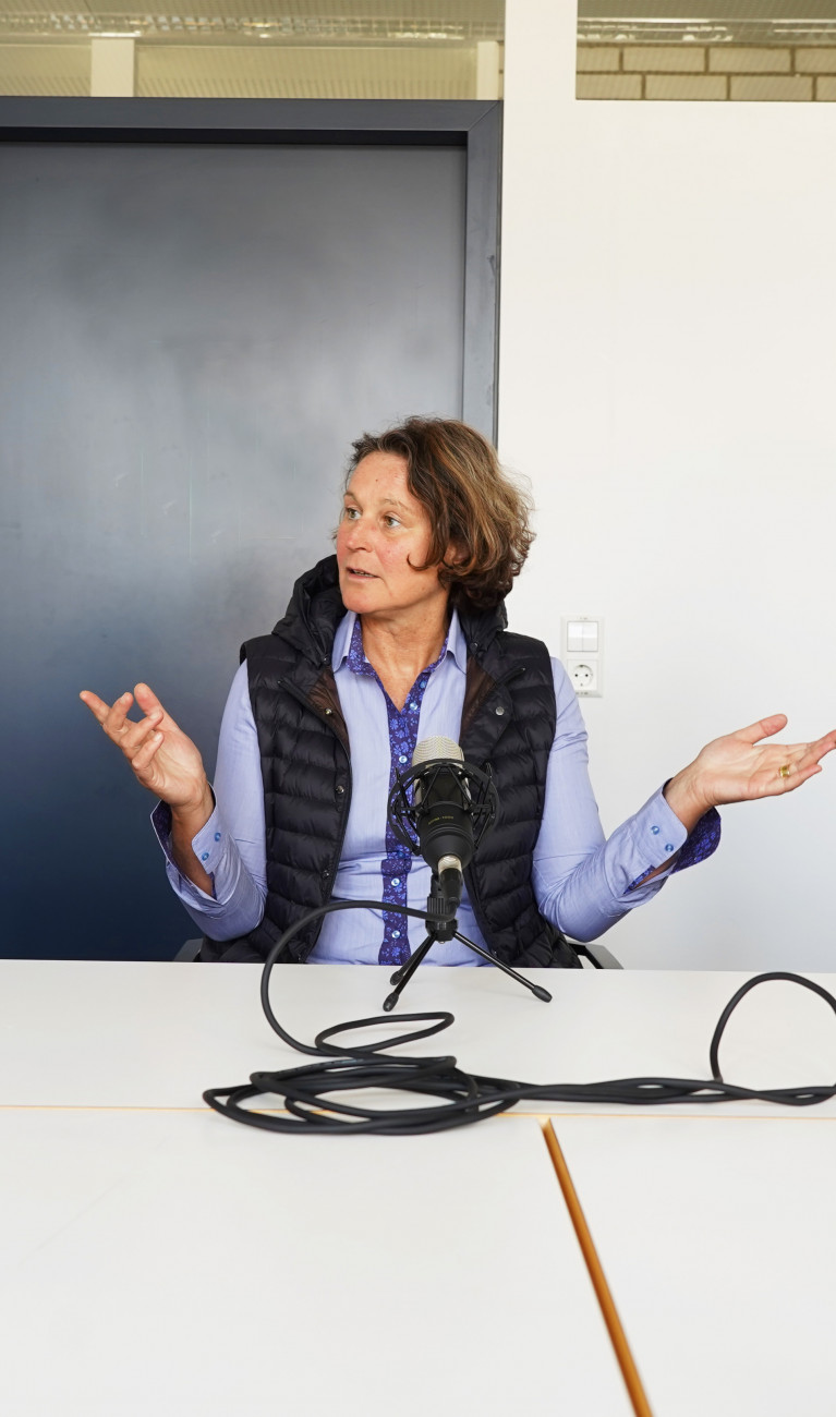 Drei Personen in einem Podcastgespräch