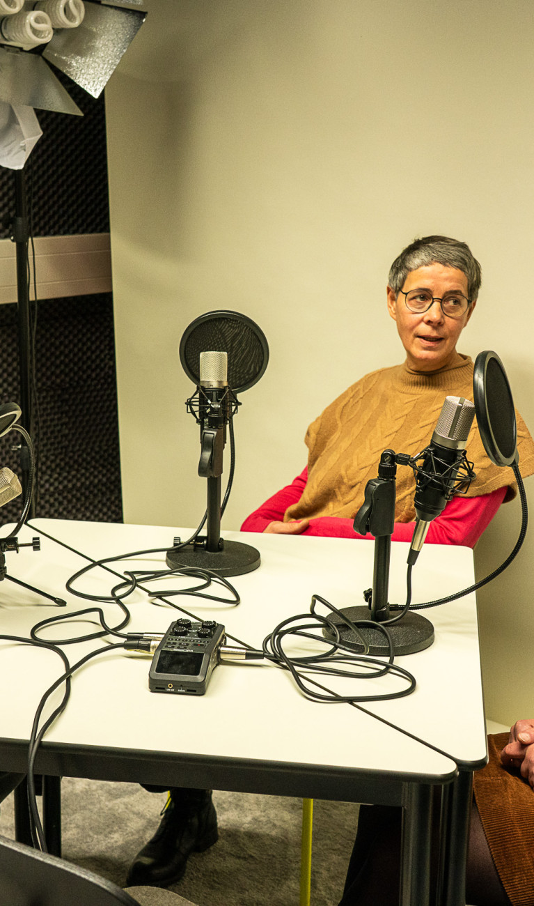 Drei Frauen sitzen bei einem Podcast am Tisch 