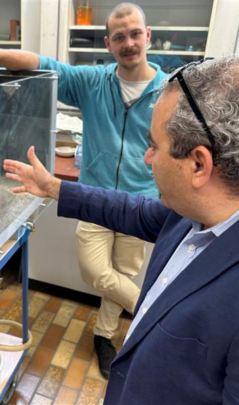 Zwei Männer im Wasserbaulabor