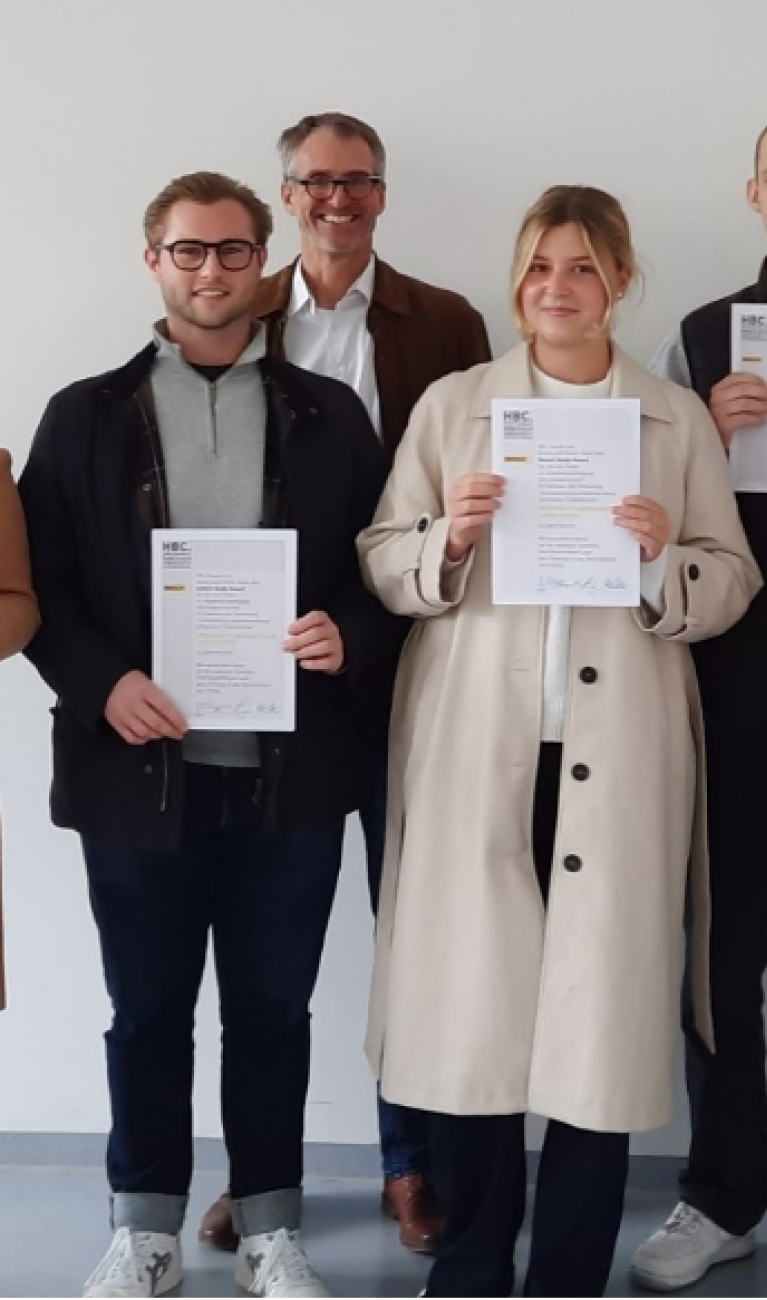 7 Personen mit Urkunden in der Hand