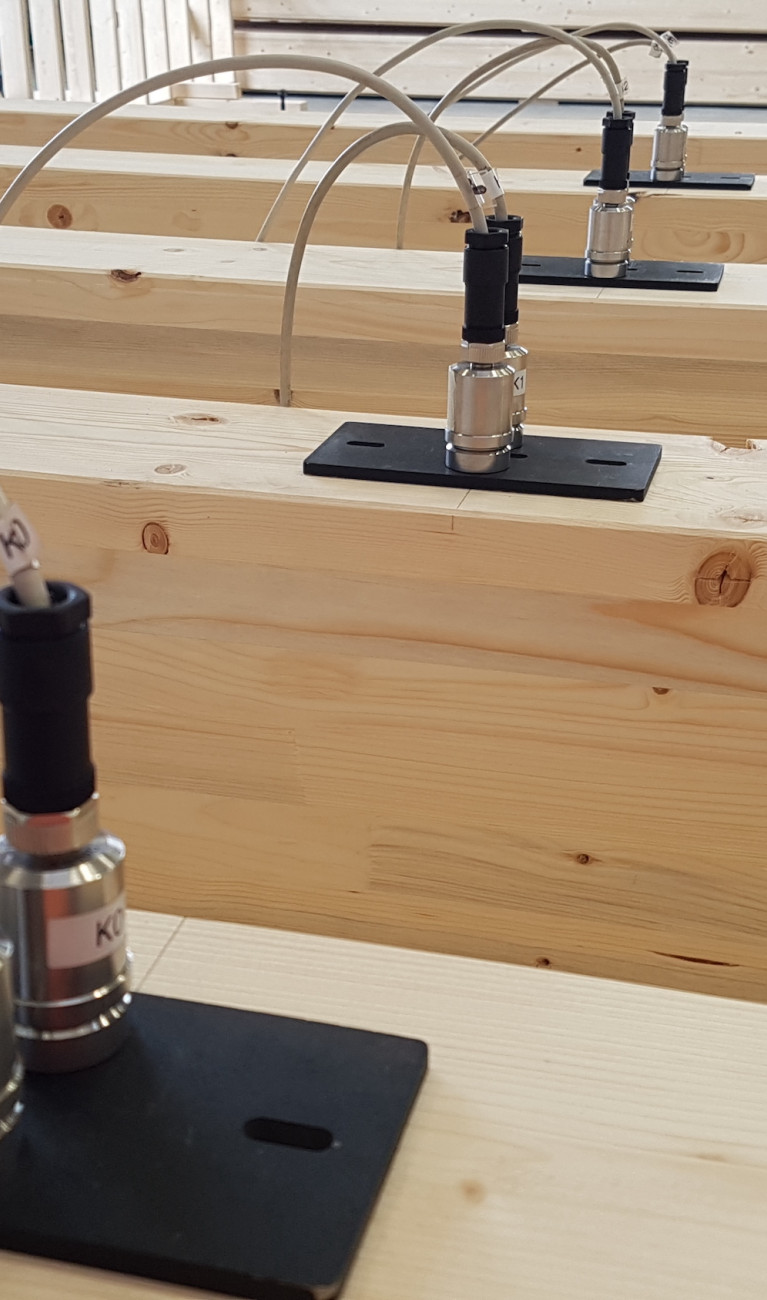 Holzbalken mit Schwingungsaufnehmer