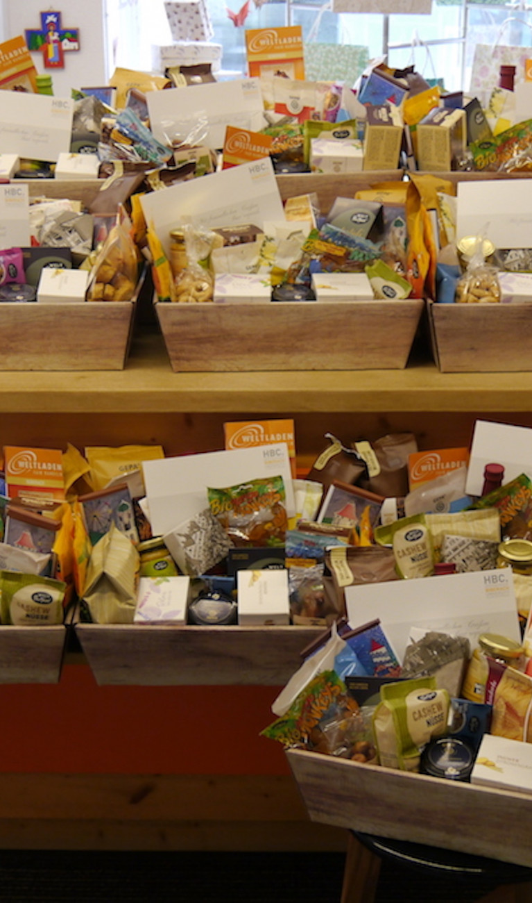 Hochschule Biberach spendet Geschenkkörbe des Biberacher Weltladens