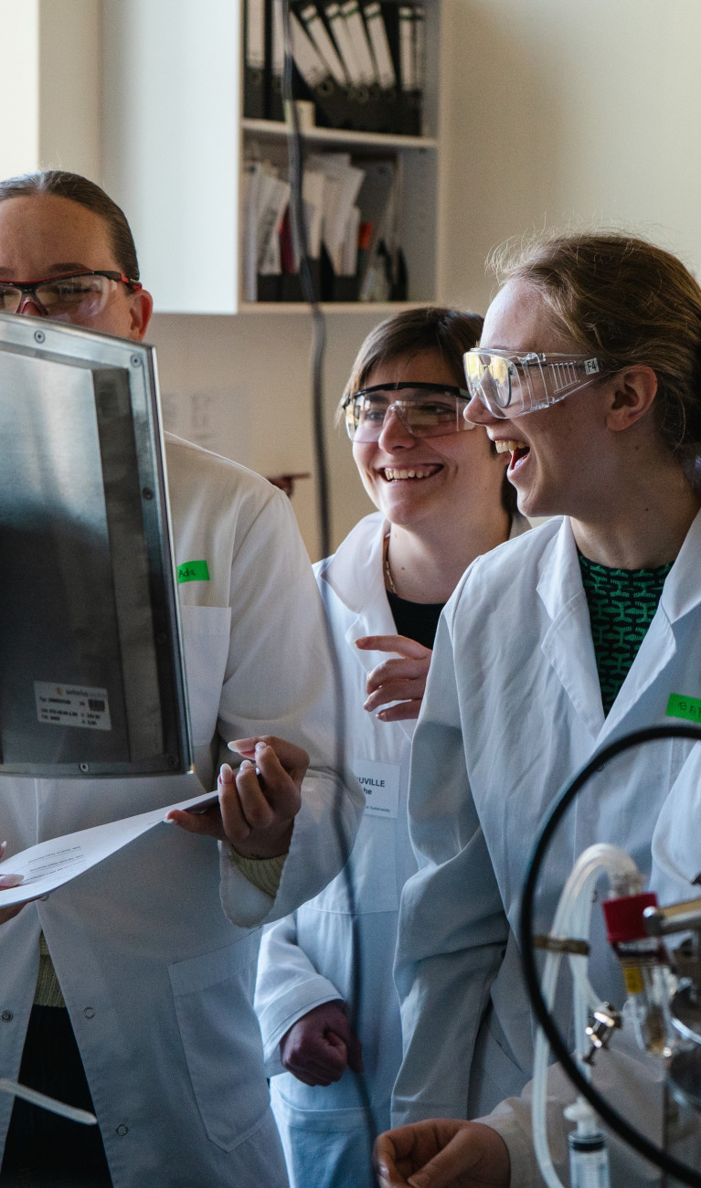 Studierende stehen im Labor