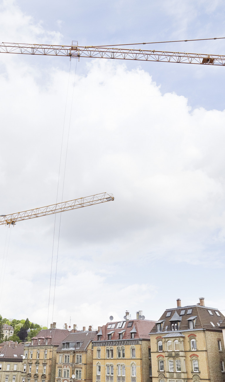 Gebäudereihe mit Kran 