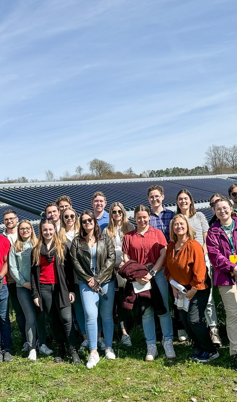 Große Gruppe steht in Energiepark