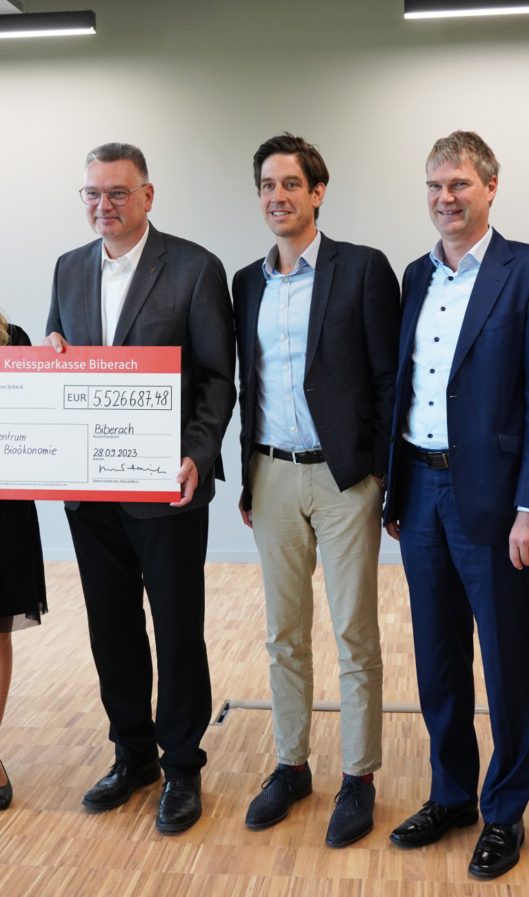 Gruppenfoto mit Scheck