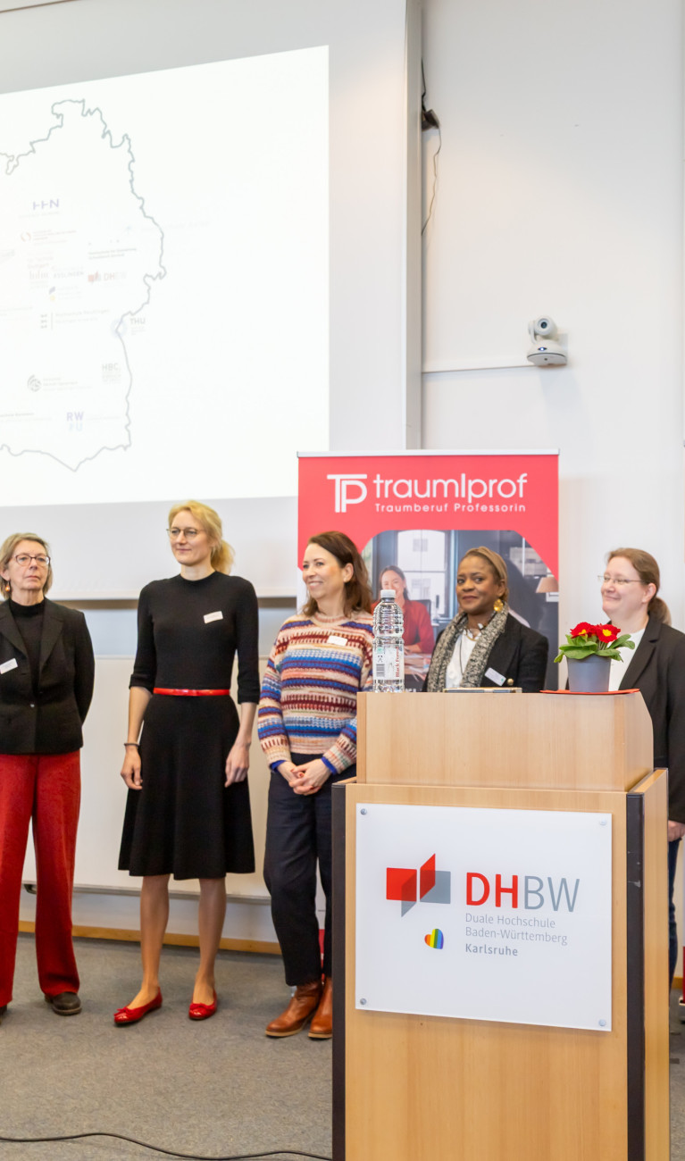 Viele Frauen stehen auf einem Podium