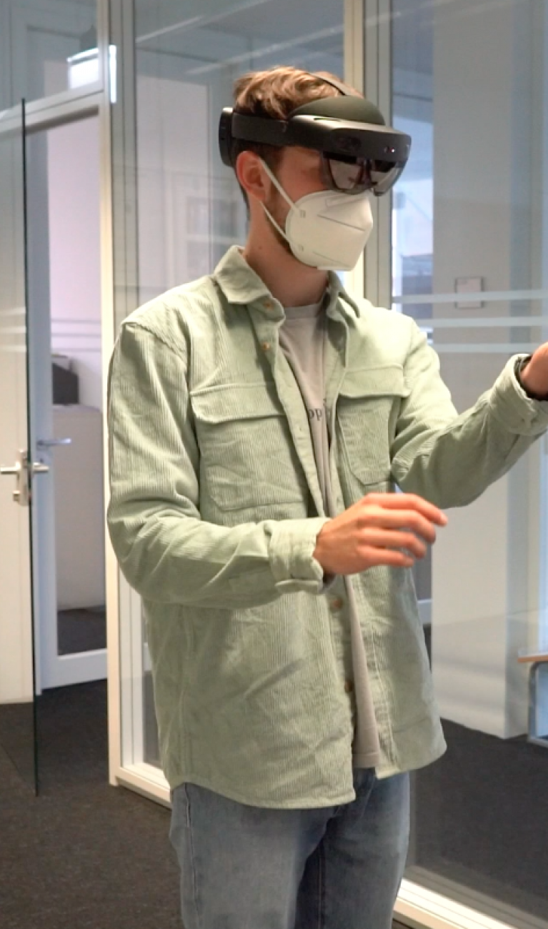 Junger Mann mit VR-Brille im Gebäude