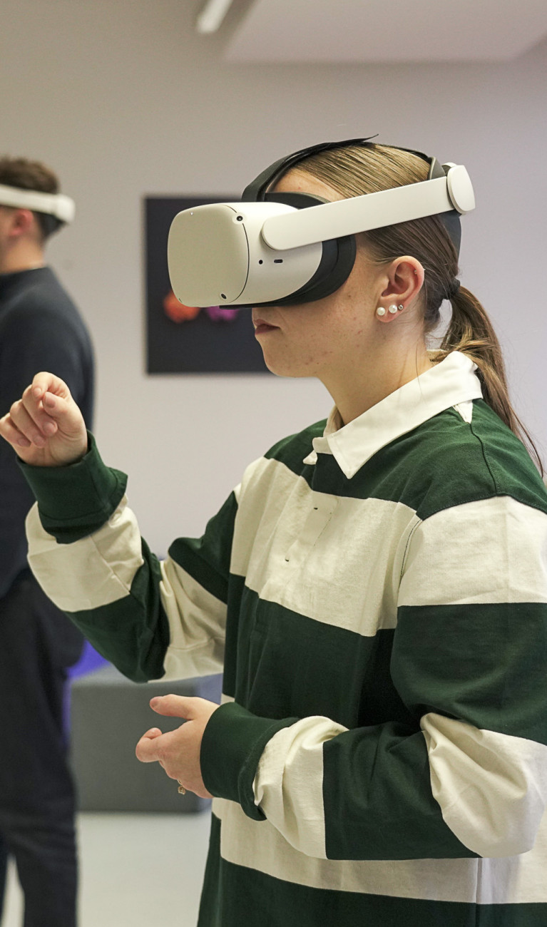 Eine Frau und ein Mann tragen eine VR Brille 