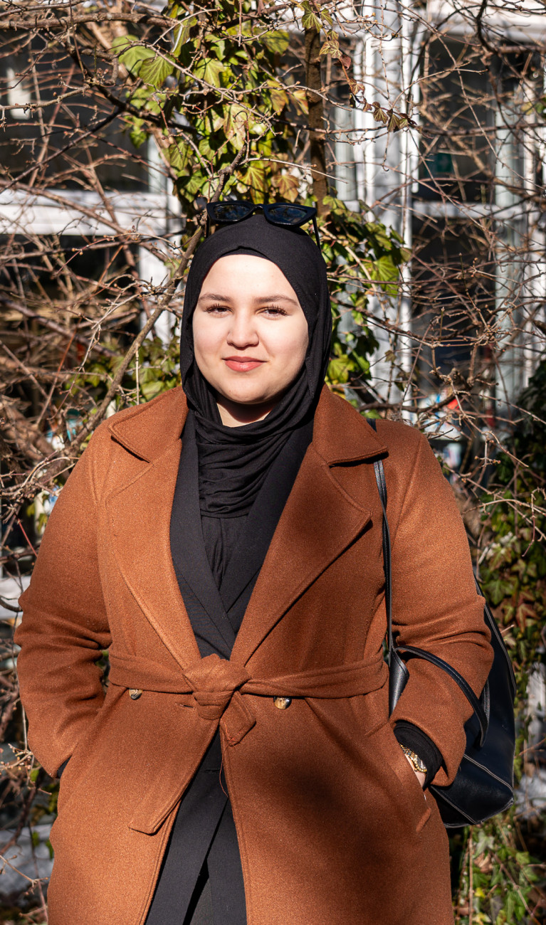 Studentin steht draußen 