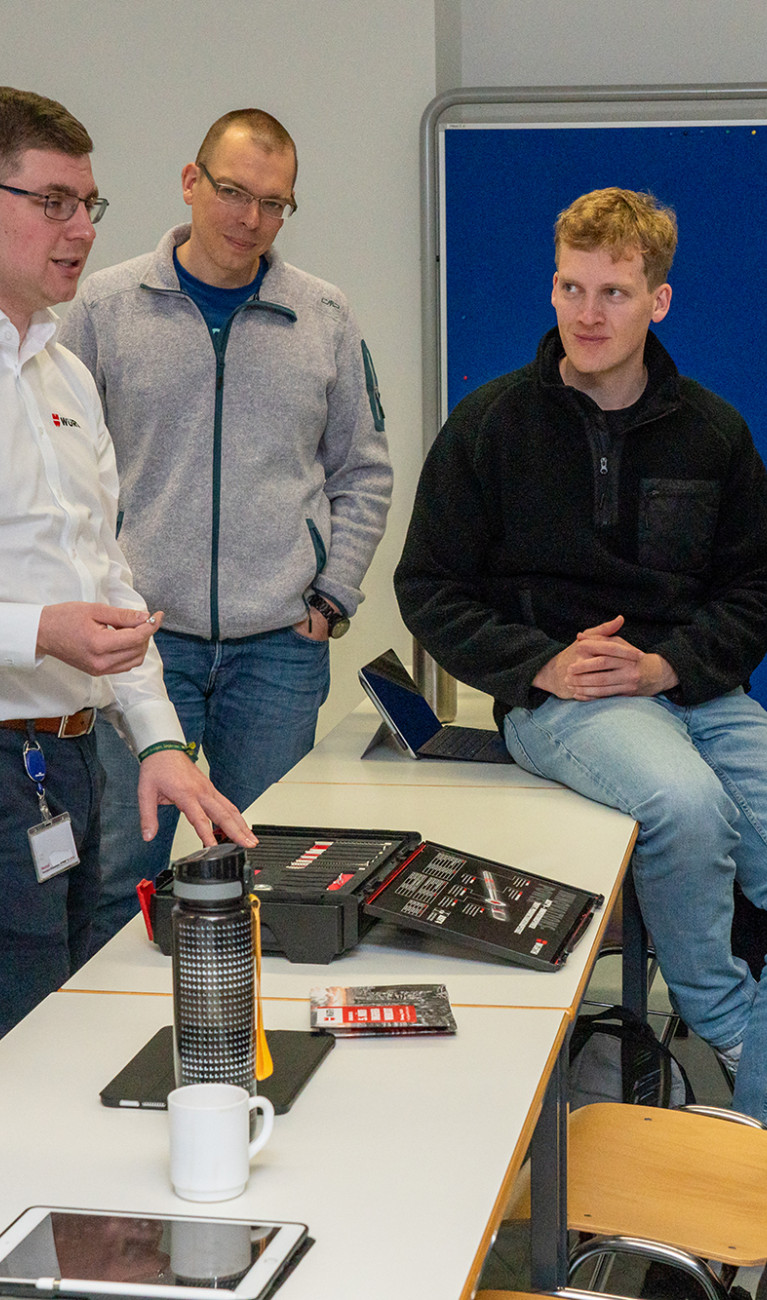 Würth-Vertreter mit Gruppe Studierender
