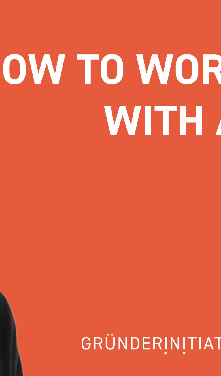 Oranger Hintergrund mit Mann im Porträt und Schriftzug How to Work with AI