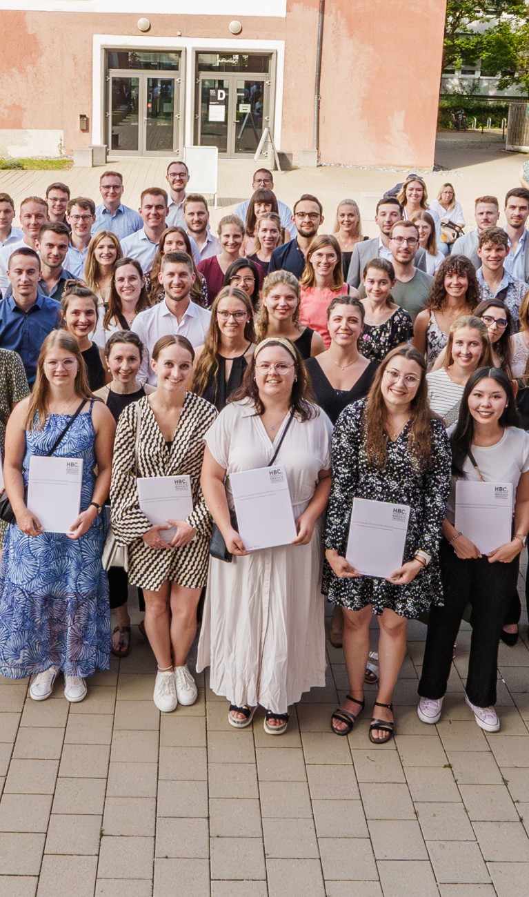 Großes Gruppenbild mit schick gekleideten Personen