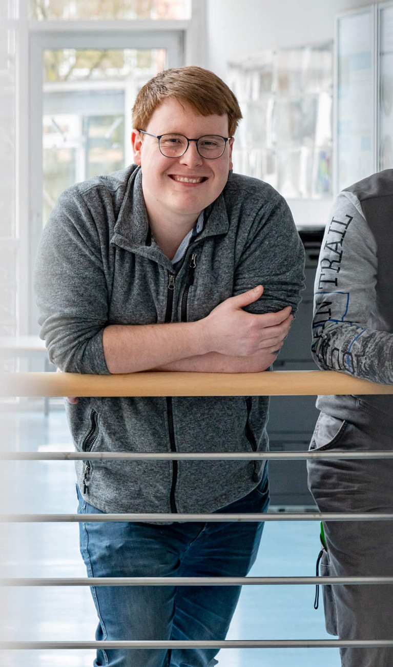 Die beiden Studierenden Julian Bott und Armin Bendel in den Räumlichkeiten des Studiengangs Energie-Ingenieurwesen