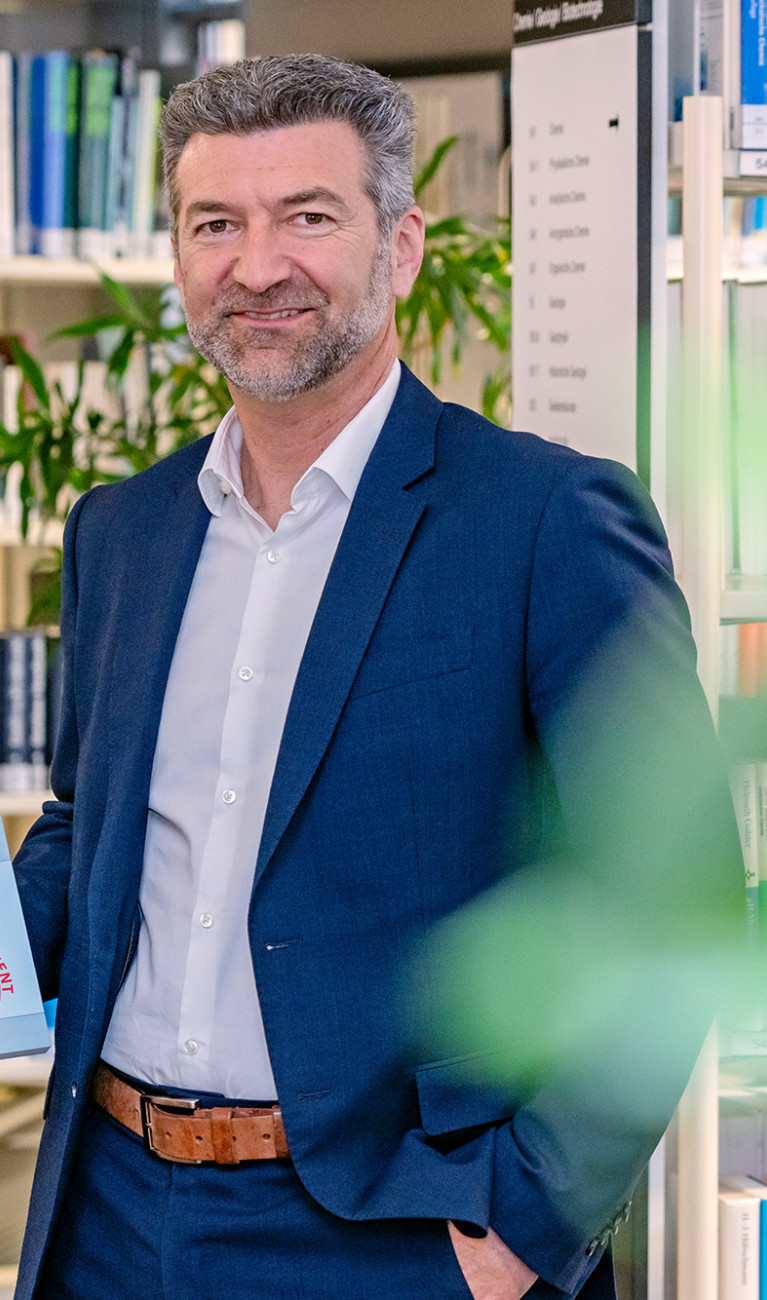 Prof. Marcus Kollmann präsentiert sein Werk "Praxisorientierte Unternehmensführung im Ingenieur- und Architekturbüro" in der Bibliothek der Hochschule