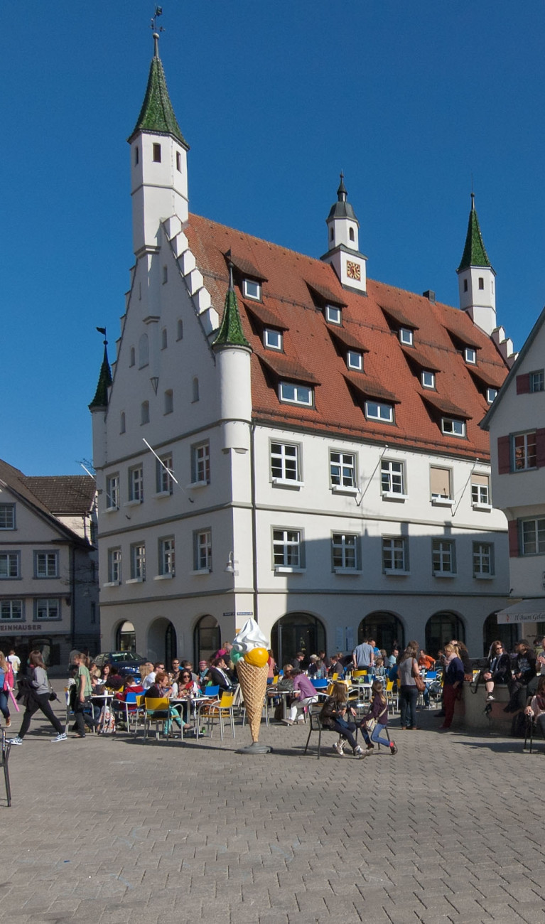 Marktplatz der Stadt Biberach im Sommer
