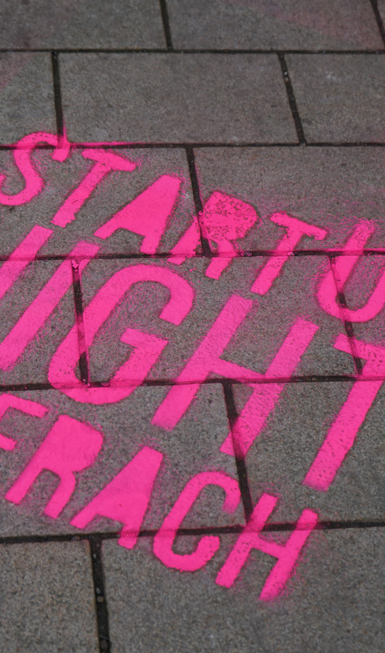 Schriftzug Startup Night Biberach in pink auf der Straße