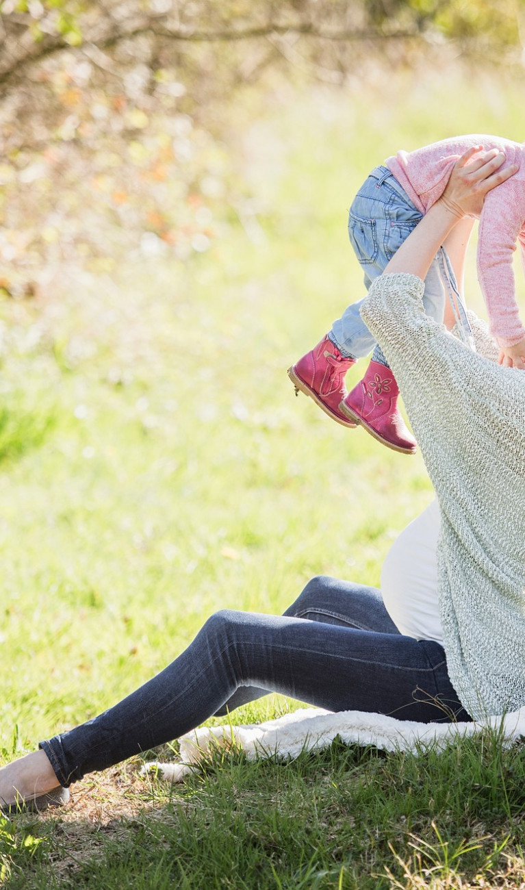 schwangere Frau mit Kind