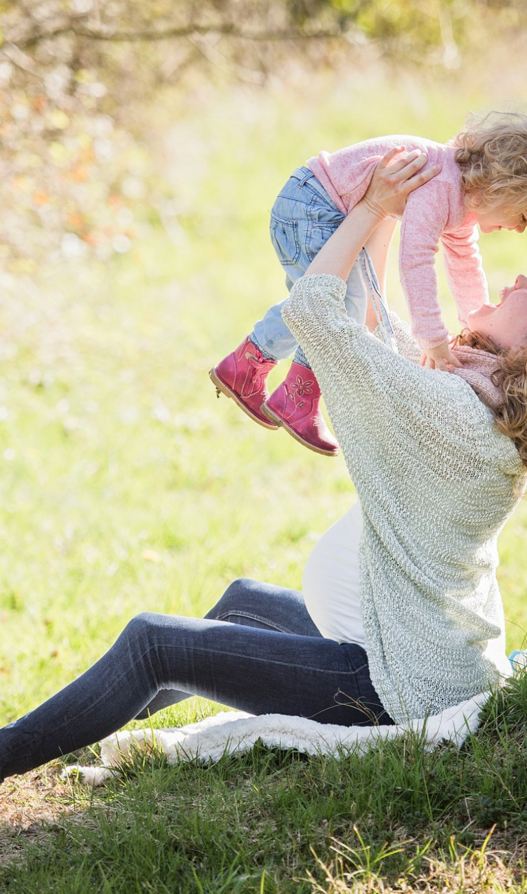 schwangere Frau mit Kind