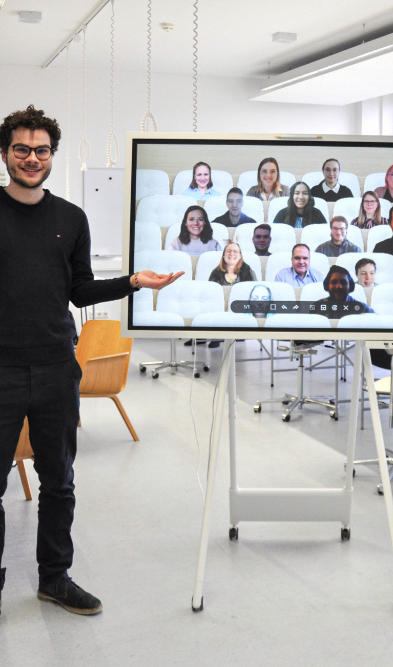 Zwei Studenten vor einem Whiteboard