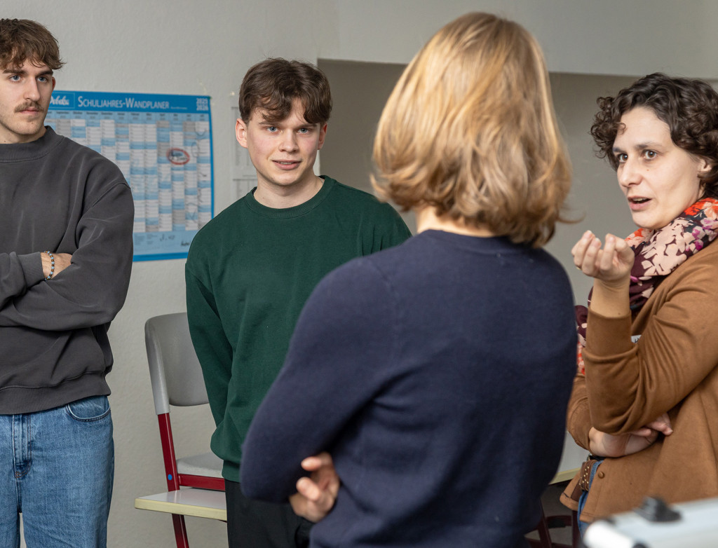 Schüler und Lehrerinnen diskutieren im KI-Barcamp