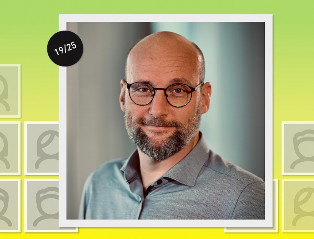 Mann im Porträt vor grün-gelbem Hintergrund