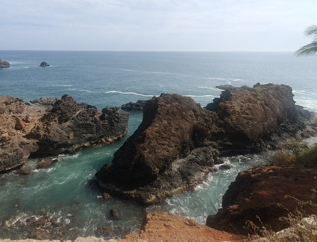 Mee mit Palmen und Gestein