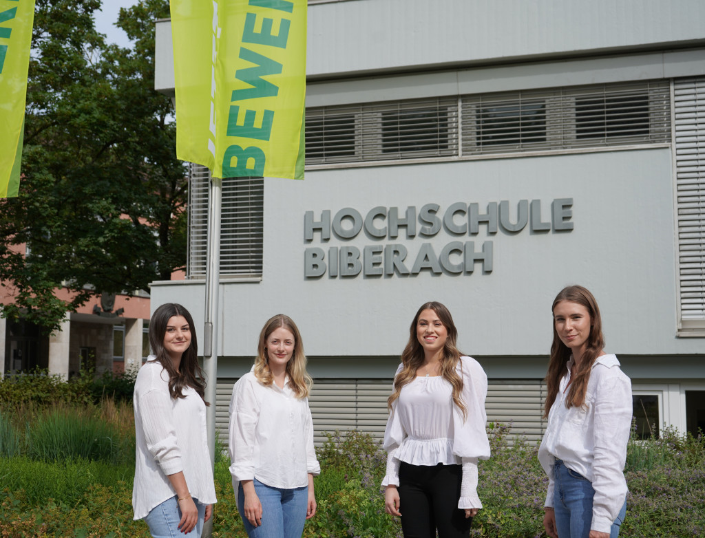 Vier Frauen vor HBC-Gebäude