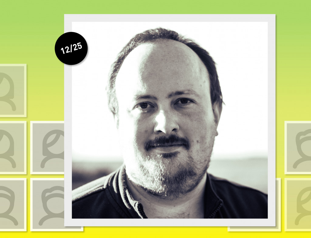 Mann im Porträt vor grün-gelbem Hintergrund