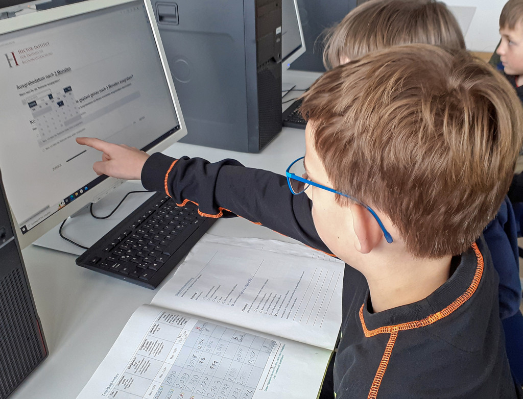 Kinder vor Computer übermitteln Ergebnisse Ihrer Bodenauswertung online