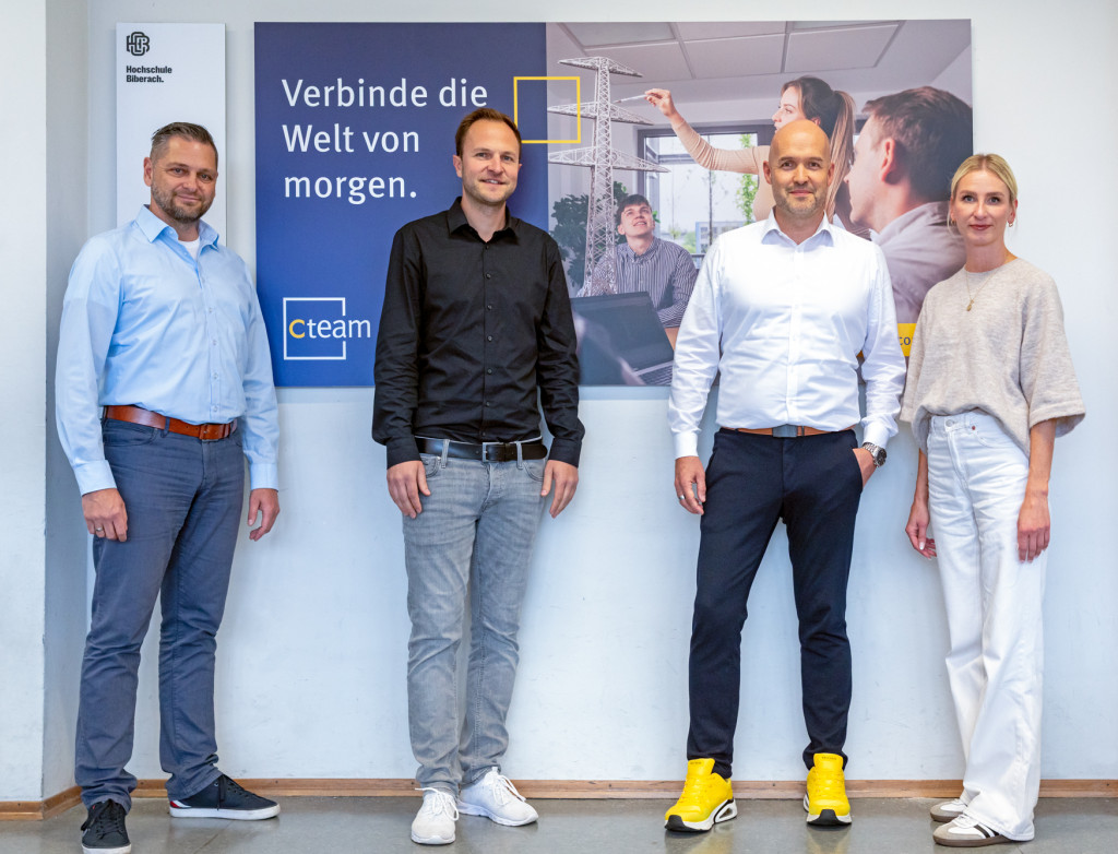 Vertreter Cteam und Hochschule vor der neuen Hörsaaltafel