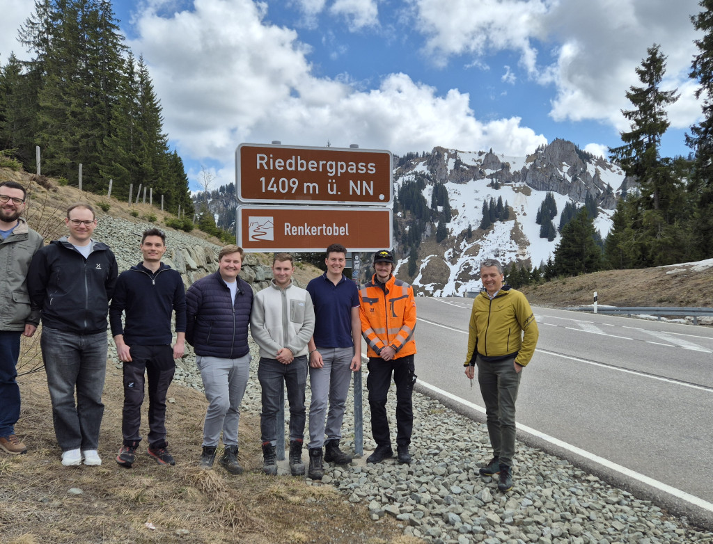 Studierende stehen vor dem Schild des Riedbergpass