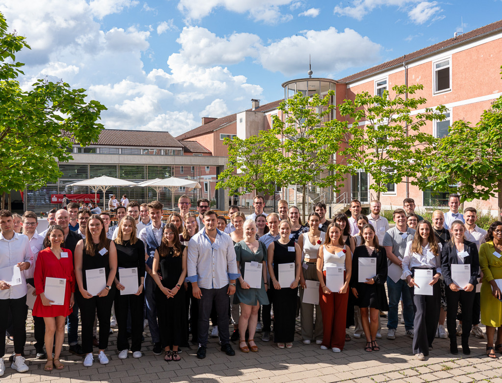 Großes Gruppenbild mit Absolvent*innen